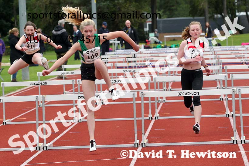 Hurdles, NECAA Open Meeting, Morpeth, Sunday, September 27th. David T. Hewitson/Sports for All Pics